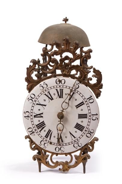 null Horloge à suspendre en bronze ; le cadran en faïence indique les heures en chiffres...