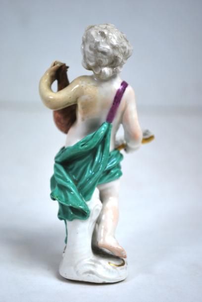 null Dans le goût de Meissen
Statuette en porcelaine figurant un enfant jouant du...