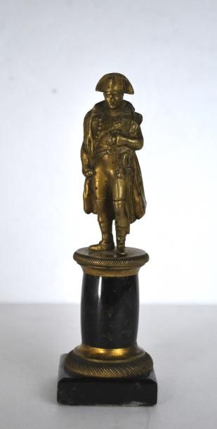 null Statuette en bronze figurant Napoléon sur un piédestal.
XIXe siècle. 
H. : 16,5...