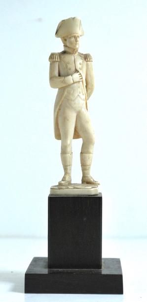 null Figurine en ivoire sculpté figurant Napoléon sur un piédestal. 
Travail du XIXe...