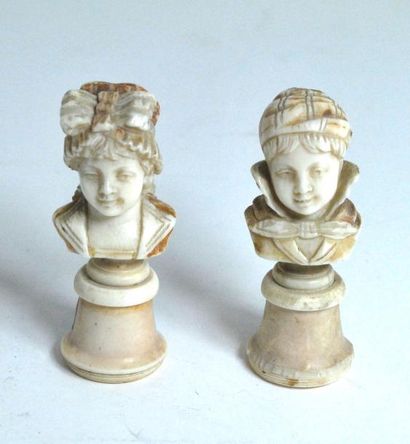null Paire de pions en ivoire sculpté figurant des bustes d'enfants
Fin du XIXe siècle.
H....