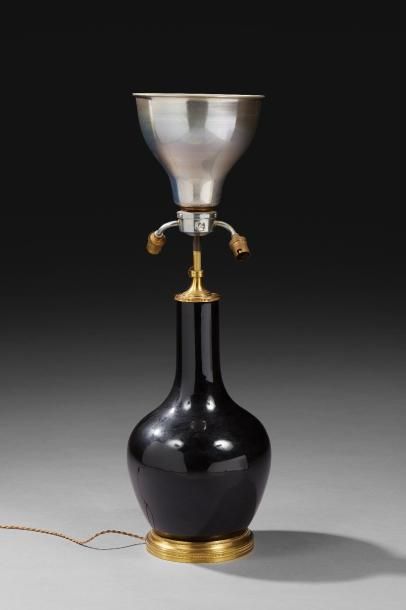 null Vase-bouteille en céramique à fond noir monté en lampe. 
H : 41 cm.