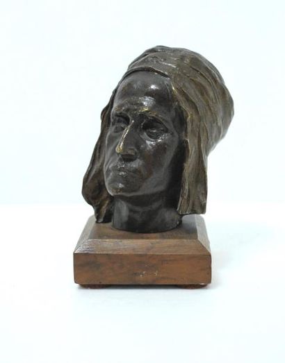 null Tête de guerrier arabe en bronze sur socle en bois.
Haut. : 15 cm