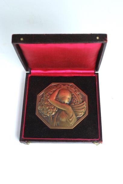 null P. TURIN
La porteuse de fleurs (1926). 
Médaille octogonale figurant à l'avers...