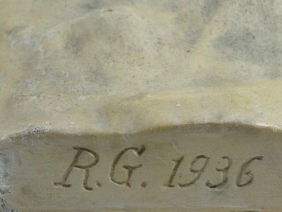 null Plâtre figurant une tête féminine émergeant des flots.
Signé RG 1936.