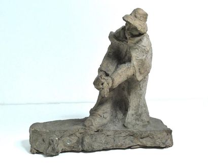 null Sculpture en terre cuite figurant un pêcheur. 
Dim. : 24 x 26 x 10 cm
