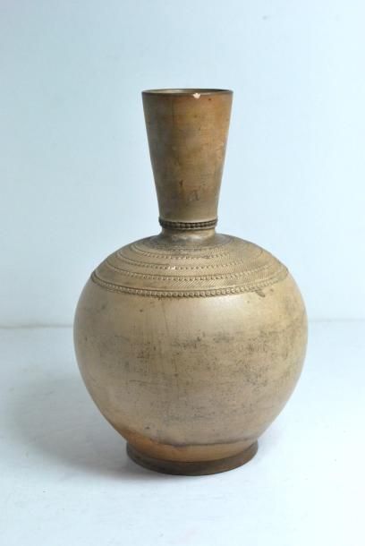 null Vase à long col en terre cuite.
H. : 25 cm 
(restaurations)