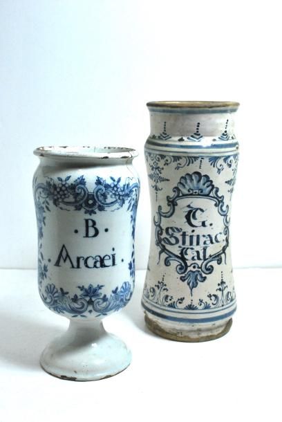 null Albarello en céramique à décor floral bleu blanc. 
Catalogne, XVIIIe. 
On y...