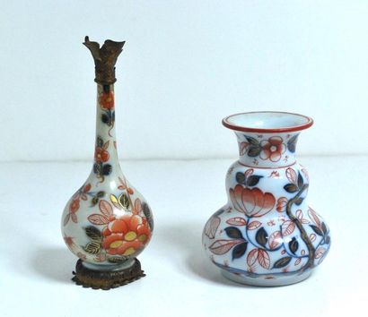null Deux vases en porcelaine de Bayeux : un soliflore monté sur une base en laiton...