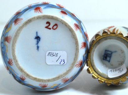 null Deux vases en porcelaine de Bayeux : un soliflore monté sur une base en laiton...