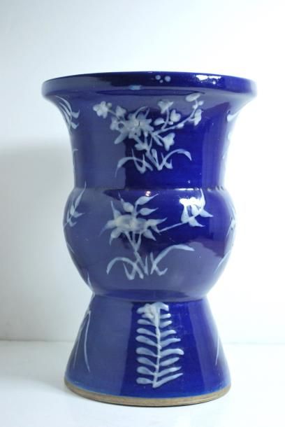 null Vase en céramique bleue à décor floral blanc.
H. : 31 cm ; Diam. : 22 cm.