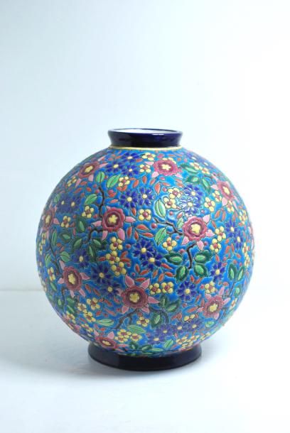 null LONGWY 
Vase boule en céramique décoré en émaux polychromes à décor de fleurs...