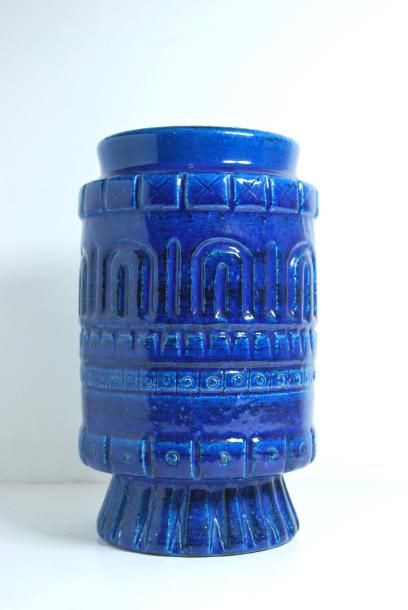 null Pol Chambost (1906-1983)
Vase cylindrique en terre vernissée bleue, gravé de...