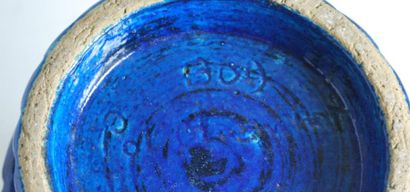 null Pol Chambost (1906-1983)
Vase cylindrique en terre vernissée bleue, gravé de...
