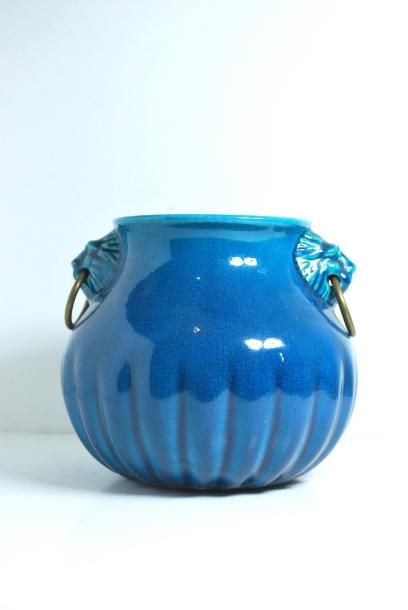 null Pol Chambost (1906-1983) 
Vase en céramique craquelée et émaillée bleu turquoise,...