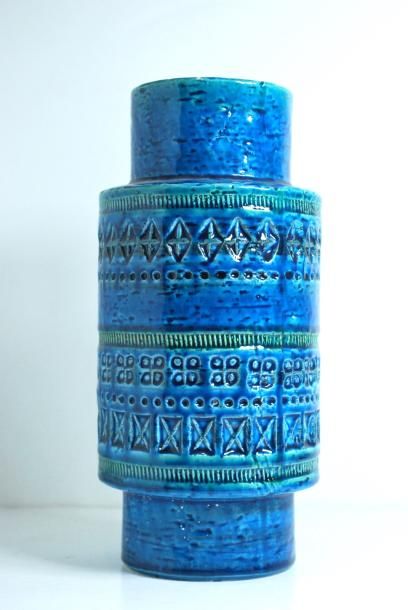 null Dans le goût de Pol Chambost
Vase cylindrique en grès bleuté, gravé de motifs...
