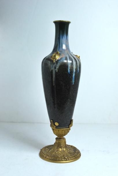 null PILLIVUYT (MANUFACTURE) & ALPHONSE LOUCHET (BRONZIER) 
Vase fuselé en porcelaine,...