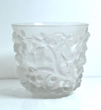 null LALIQUE France
Vase en cristal du modèle Avallon.
Haut. : 14,5 cm