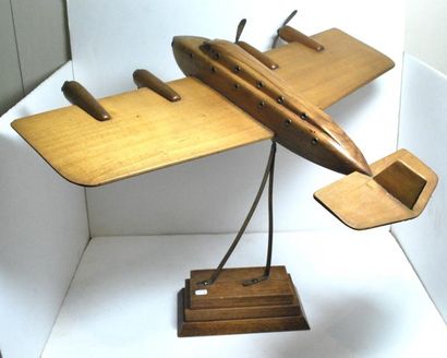 null Deux maquettes d'avions modernes.
Dim. : 38 x 49 cm - 50 x 65 cm.