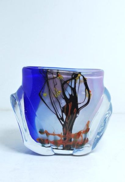 null Jean-Paul RAYMOND (né en 1948)
Vase en verre soufflé à décor d'un arbre. 
Signature...