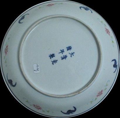 null Coupe en porcelaine à décor de fleurs bleues.
XIXe 
Marque de Kangxi // Marque...