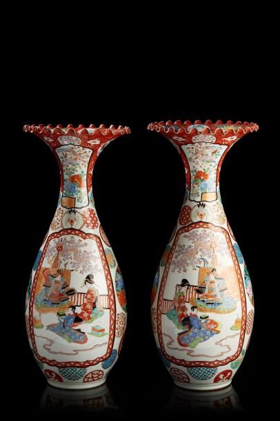 null JAPON. Paire de vases cornet en porcelaine, décorés en polychromie de scènes...