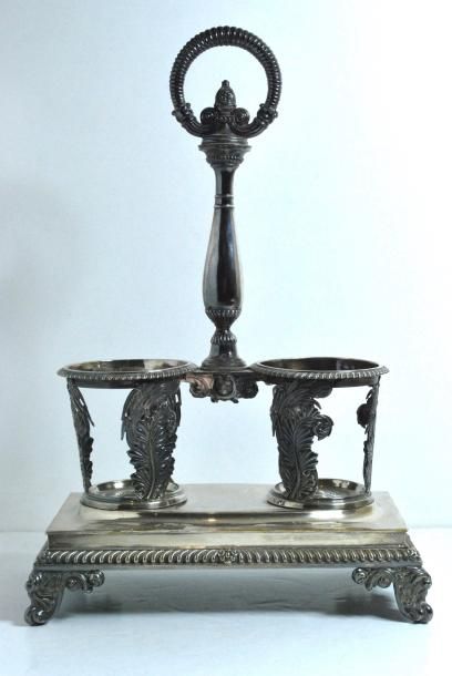 null Huilier vinaigrier en argent formant lampe.
Paris 1819.
H.: 34 cm