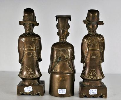 null CHINE.Trois dignitaires en bronze. 
Première moitié du XXe siècle. 
H. : 19...