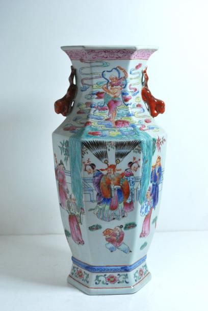 null Vase en porcelaine de forme héxagonale 
Chine
H. : 36 cm