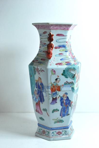 null Vase en porcelaine de forme héxagonale 
Chine
H. : 36 cm