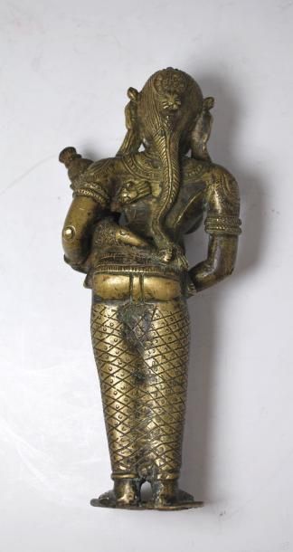 null Sujet en bronze figurant une divinité asiatique.
H. : 18 cm.