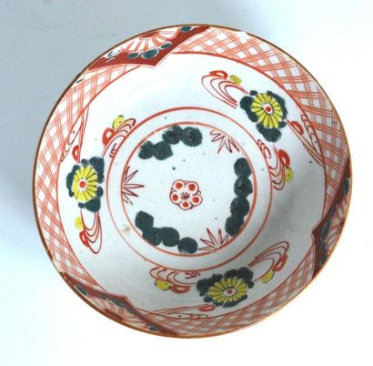 null JAPON
Bol circulaire en porcelaine à décor floral, et quadrillages sur l'aile.
(quelques...