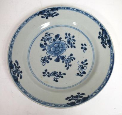 null CHINE. Ensemble de seize assiettes circulaires en porcelaine décorées en bleu...