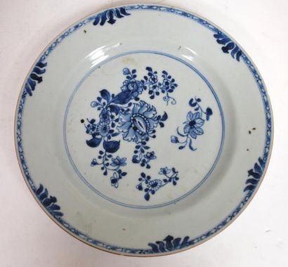 null CHINE. Ensemble de seize assiettes circulaires en porcelaine décorées en bleu...