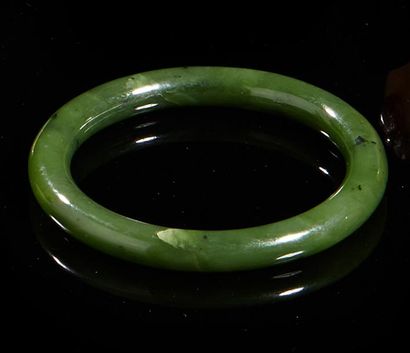 null CHINE
Bracelet circulaire en jade vert épinard avec inclusions et taches blanches...