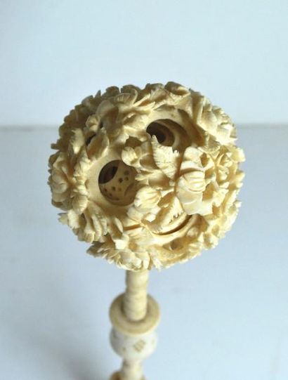 null Boule de canton et son pied en ivoire sculpté. 
Chine fin du XIXe siècle.
H....