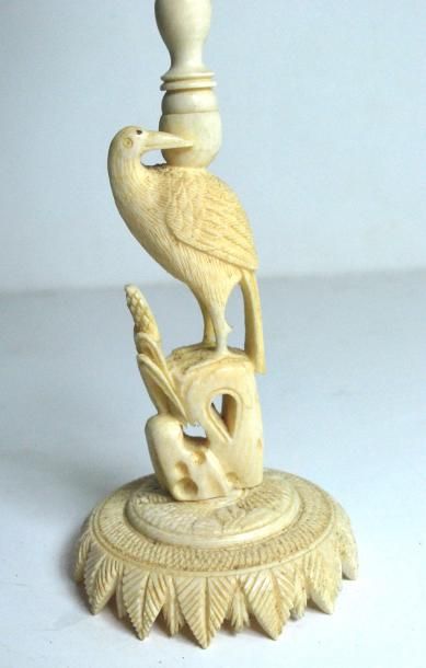null Boule de canton et son pied en ivoire sculpté. 
Chine fin du XIXe siècle.
H....