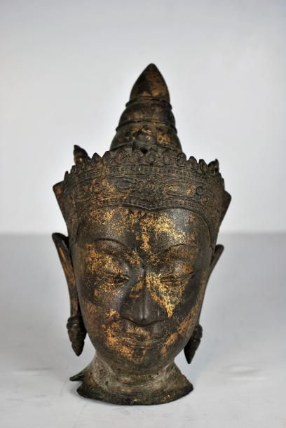 null Tête de Bouddha en bronze anciennement doré.
H. : 19 cm