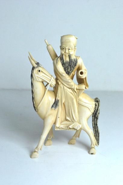 null JAPON XIXe siècle.
Cavalier sur son cheval en ivoire.
H.: 19 cm.