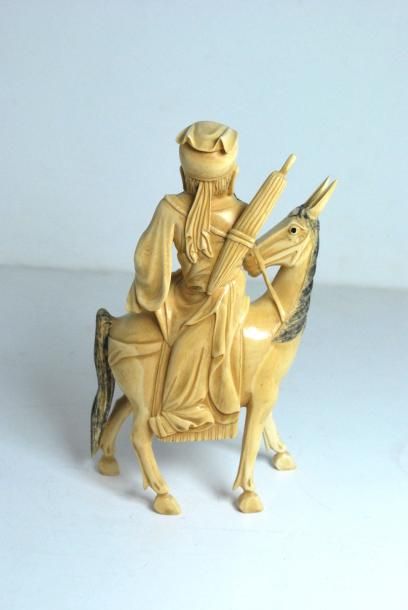 null JAPON XIXe siècle.
Cavalier sur son cheval en ivoire.
H.: 19 cm.