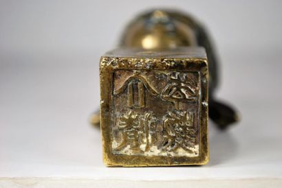 null Cachet en bronze figurant une tête de Bouddha en bronze.
H. : 12,5 cm