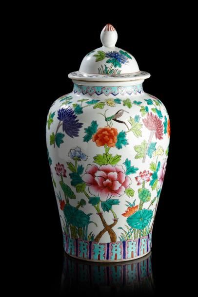 null CHINE
Potiche couverte en porcelaine de forme balustre à décors de fleurs et...