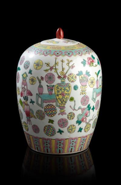 null CHINE
Pot à gingembre couvert de forme ovoïde en porcelaine, décoré en émaux...