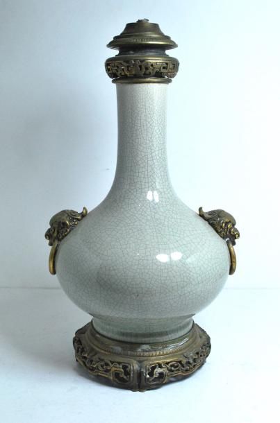 null Vase en porcelaine craquelée à monture en bronze.
H. : 41,5 cm