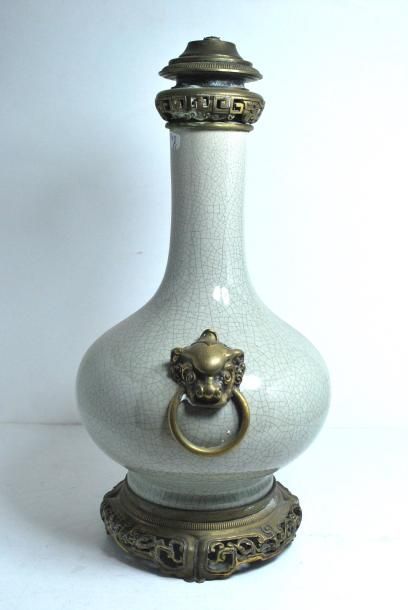 null Vase en porcelaine craquelée à monture en bronze.
H. : 41,5 cm