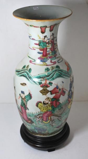 null Vase balustre en porcelaine à décor de paysans. 
H. (avec socle) : 50 cm - Diamètre...
