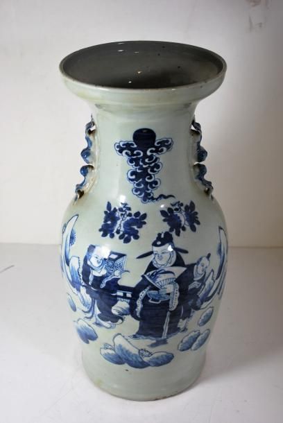 null Vase amphore en porcelaine à décor d'asiatiques, bleu et blanc.
Travail chinois,...