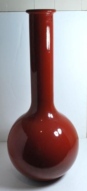 null Début XXe
Grand vase à long col en verre de Pékin sang de bœuf.
H. : 65 cm.