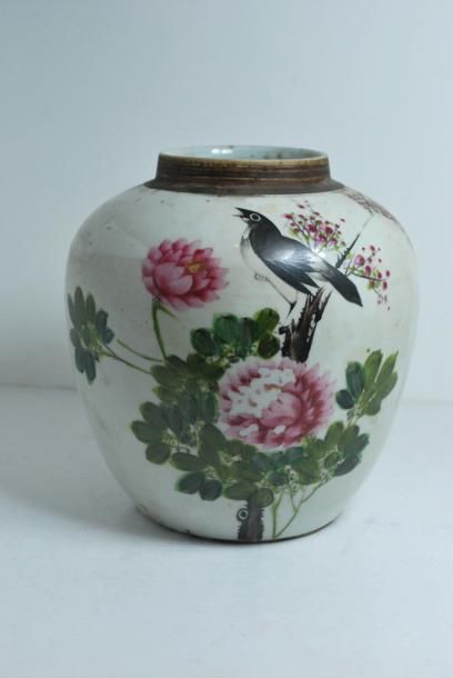 null Pot à gingembre en porcelaine orné d'un oiseau perché sur des branchages fleuris....