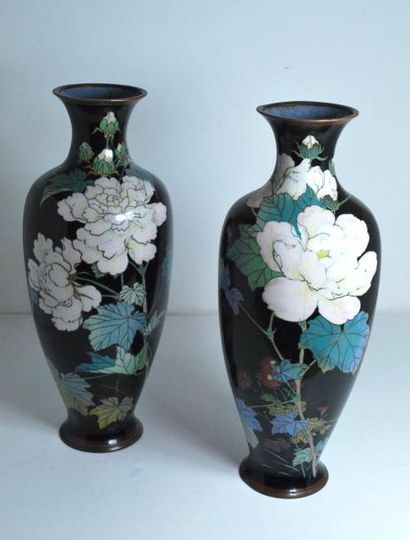 null Paire de vases en cloisonné, travail japonais.
H. : 31 cm